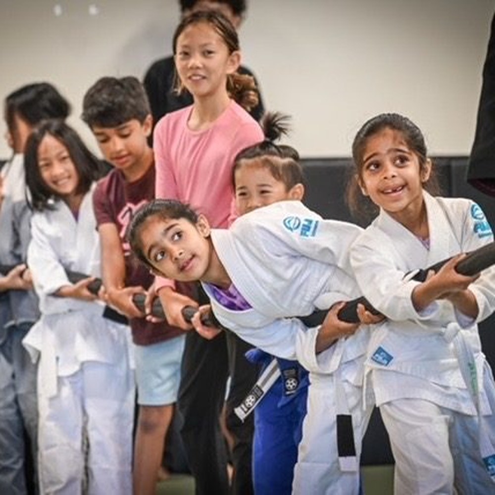 Kids pulling the rope in a Lil’ Sumos class